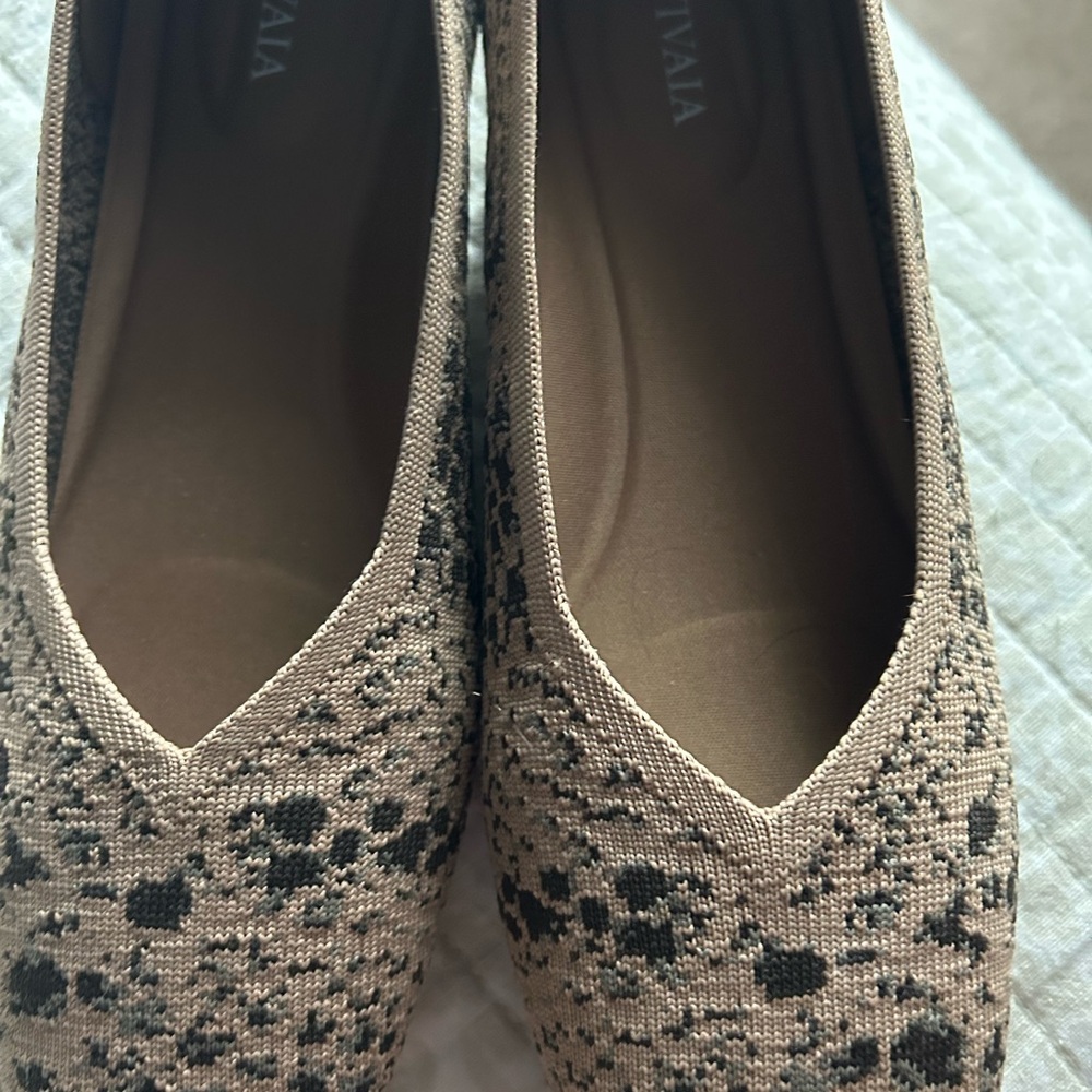 Tan and Black Intricate Lace Flats with Rounded Toe